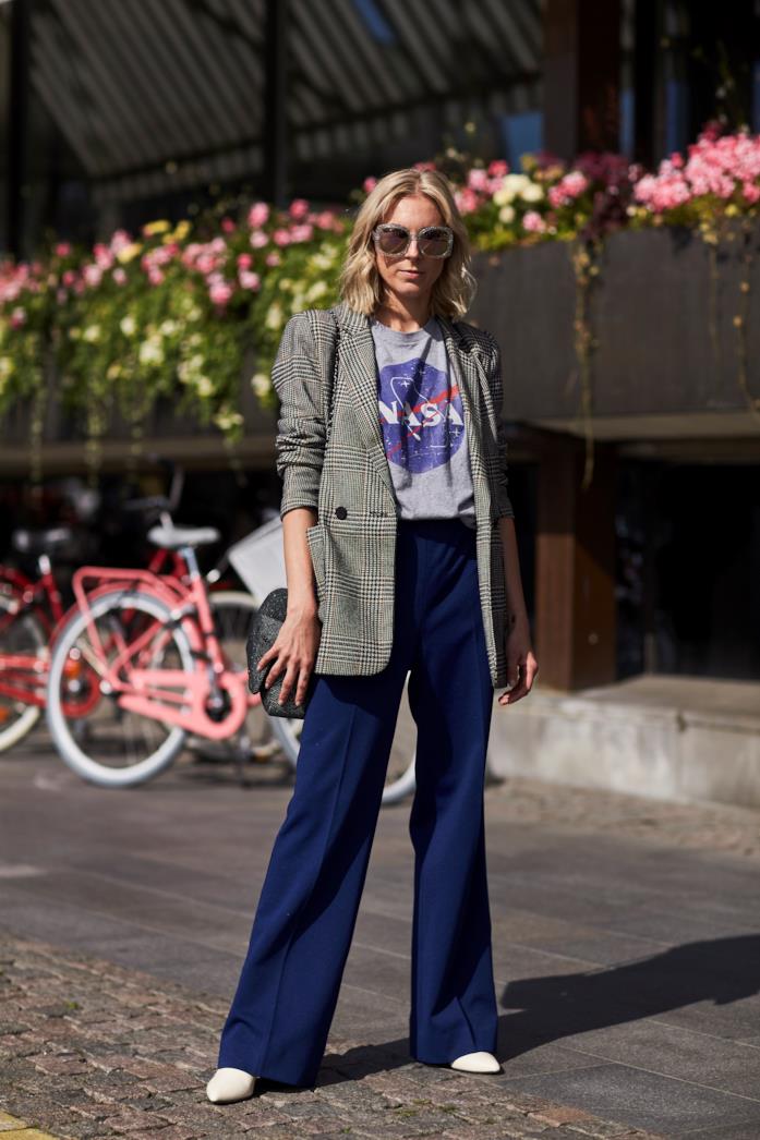 Pantaloni a gamba larga abbinati a t-shirt stampata e blazer Pantaloni larghi indossati con t-shirt basic e giacca a quadri