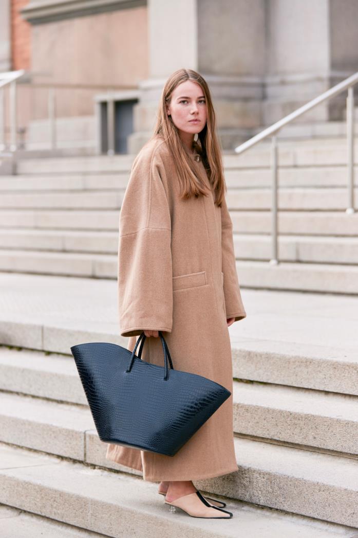 Borsa a secchiello Outfit composto da borsa a secchiello dallo Street Style di Copenhagen 2019