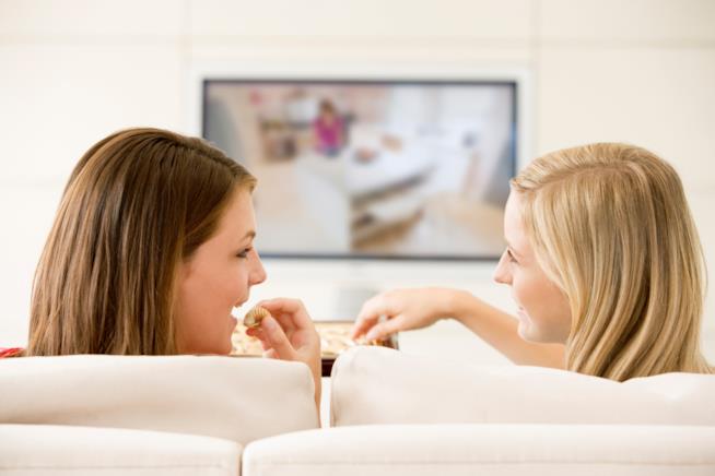 Le serie più belle sull'amicizia femminile Due amiche guardano insieme una serie TV