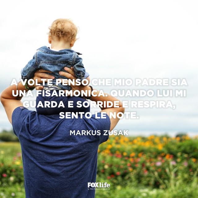 Frase sui papà Padre tiene il figlio piccolo sulle spalle