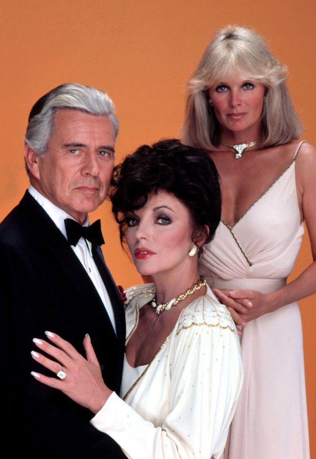 Joan Collins e l'esperienza sessista sul set di Dynasty Joan Collins con i colleghi John Forsythe e Linda Evans