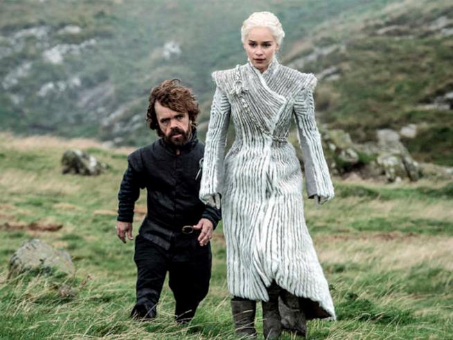 Game of Thrones Daenerys Targaryen e il soprabito bianco Daenerys vestita di bianco va a salvare Jon Snow