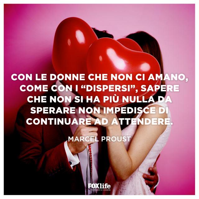 Frase Proust Coppia si bacia coperta da palloncini a cuore