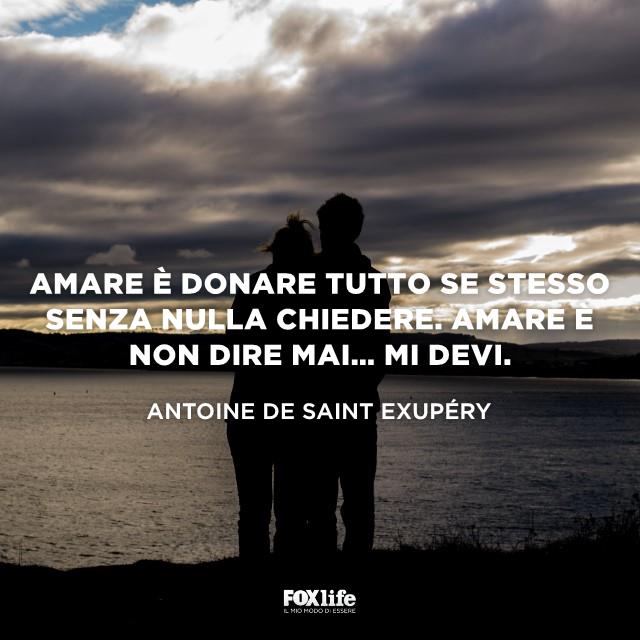Frase amore Silhouette di coppia di fronte al lago