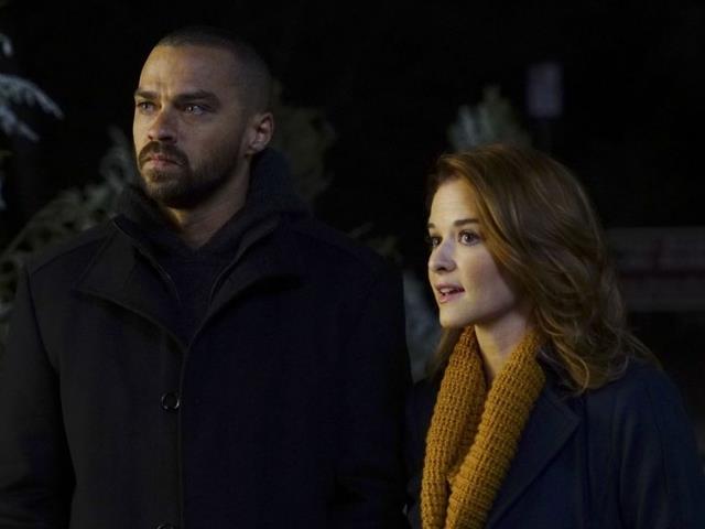 April e Jackson in Grey's Anatomy 13 Sarah Drew e Jess Williams in Grey's Anatomy 13