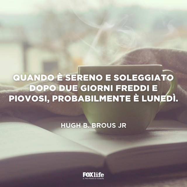 Citazione Brous Tazza di cappuccino posata su un libro
