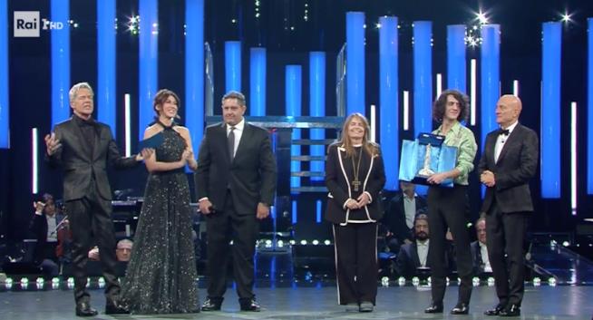 Motta vince con Nada il premio per miglior duetto Motta premiato a Sanremo