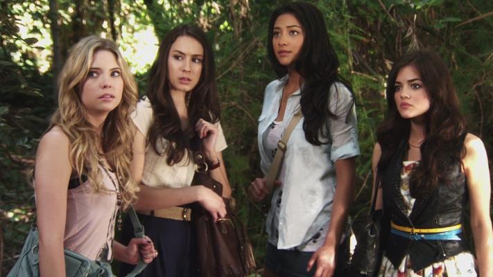 Pretty Little Liars, giallo thriller adolescenziale Ashley Benson, Troian Bellisario, Shay Mitchell e Lucy Hale