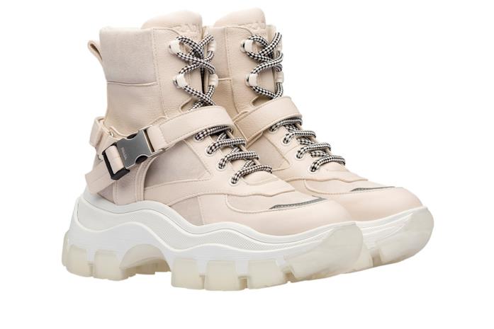 Sneakers alte in pelle color crema Chunki sneakers color crema, in pelle e pelle scamosciata, suola oversize bianca e lacci bianco/neri
