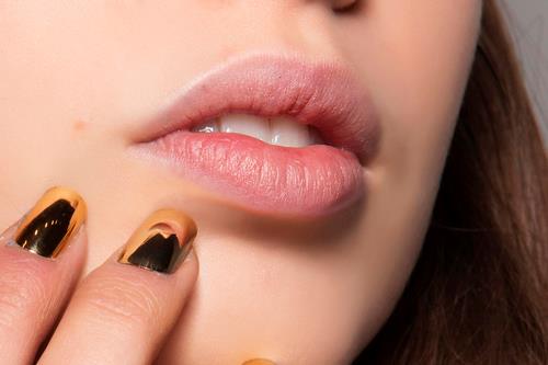 Unghie con smalto color oro Unghie con smalto oro