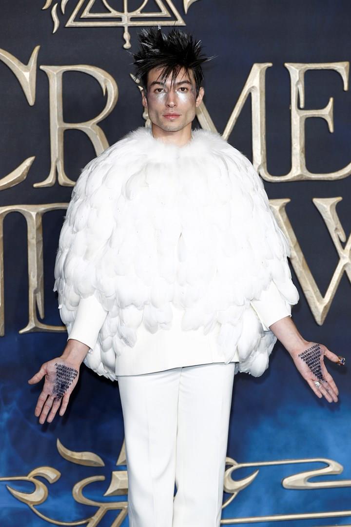 Ezra Miller a Londra per la prima di Animali fantastici: I Crimini di Grindelwald Ezra Miller alla prima di Londra di Animali fantastici: I Crimini di Grindelwald