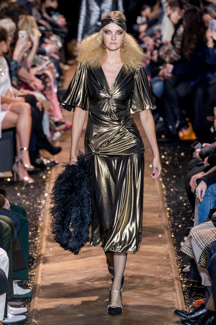 Michael Kors abito oro NY FW Modella indossa abito d'oro Michael Kors alla NY Fashion Week