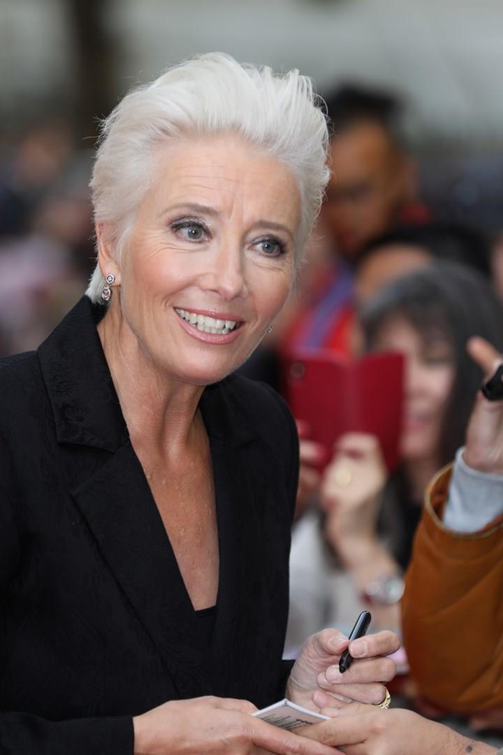 Emma Thompson firma autografi a Toronto Emma Thompson firma autografi sul tappeto rosso