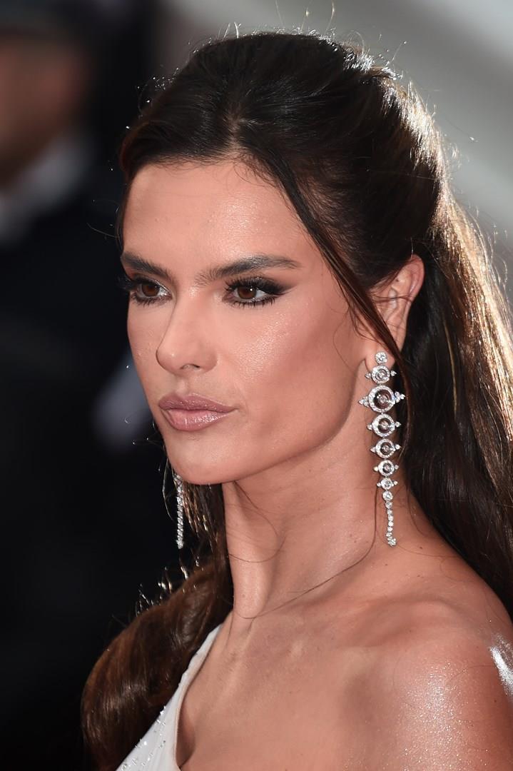 Cannes 2019: i migliori beauty look della prima serata Alessandra Ambrosio primo piano