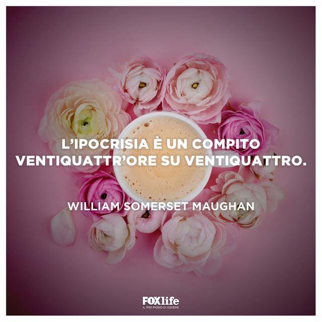 Frase sull'ipocrisia Tazza di cappuccino circondata da rose