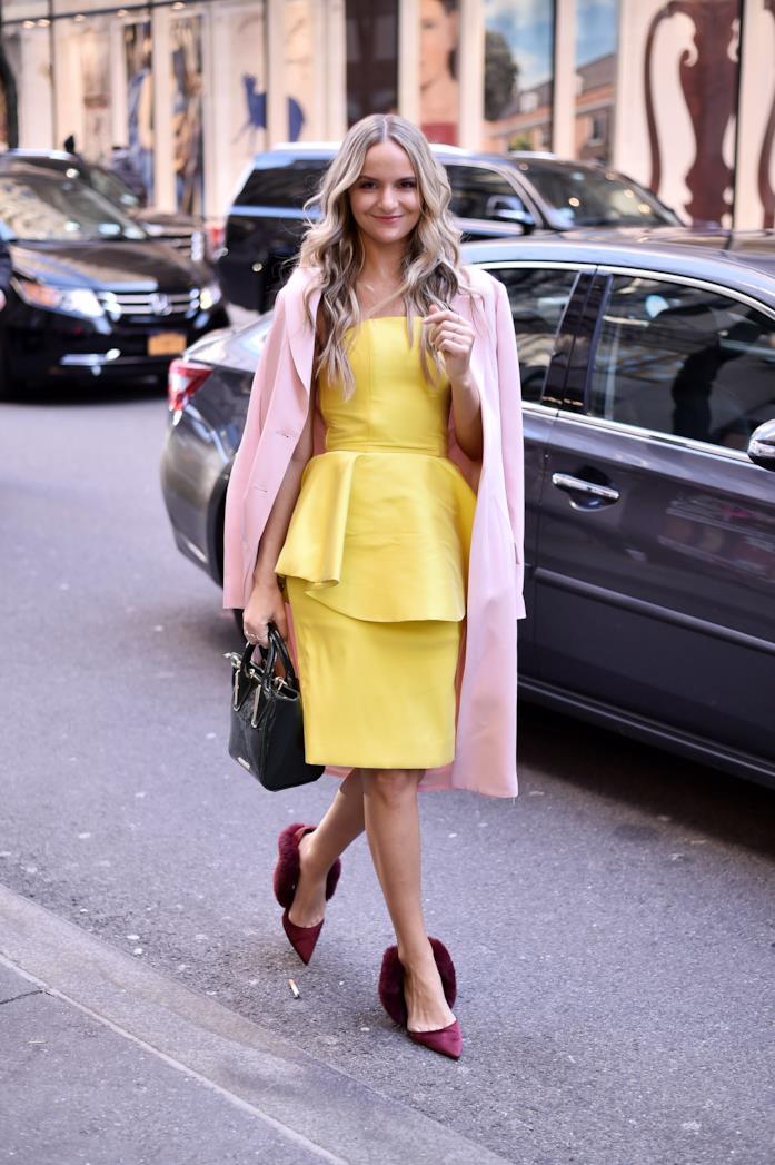 Un look iper colorato con abito giallo e scarpe bordeaux Abito midi al ginocchio e pumps dai dettagli che si fanno notare