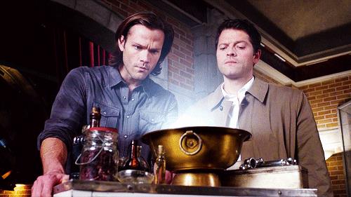 Sam Winchester e Castiel in Supernatural Sam Winchester e Castiel in una scena di Supernatural