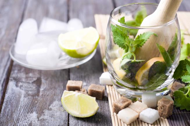 Cocktail di frutta fresca per combattere il caldo estivo Ingredienti per fare il Mojito