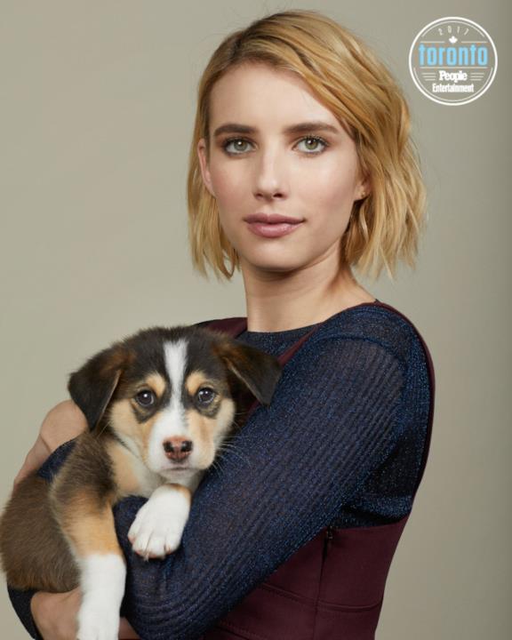 Emma Roberts tiene un cucciolo in braccio