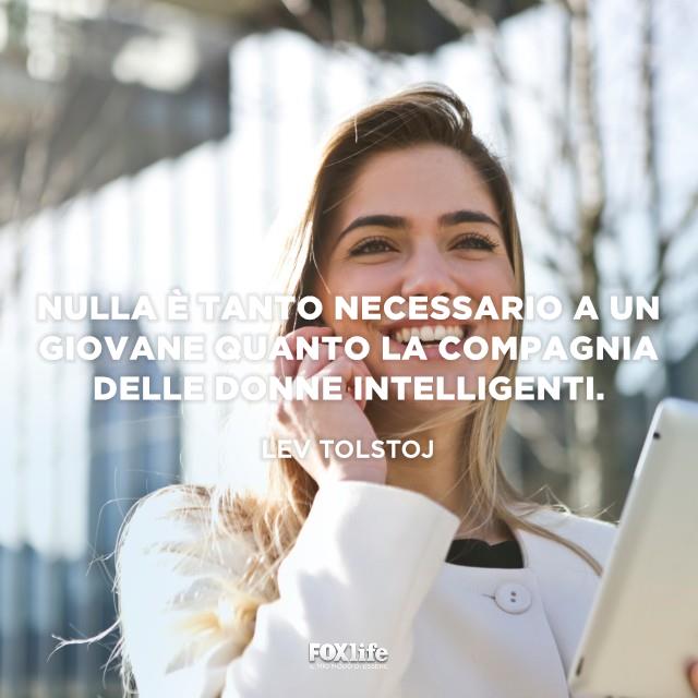 Citazione sulle donne intelligenti Donna al telefono che sorride