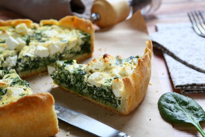 Torta salata con spinaci e feta greca: un piatto gustoso e invitante, veloce e semplice da preparare Torta salata con spinaci e feta greca con foglie di basilico e macinapepe