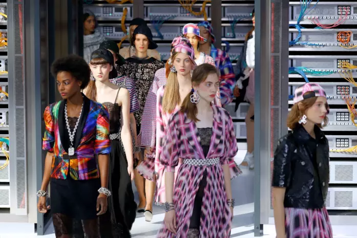 Chanel presenta la nuova collezione Primavera/Estate 2017 Alcune modelle in passerella durante la sfilata di Chanel