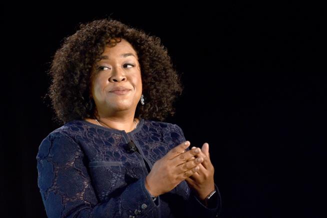 Shonda Rhimes si è arrabbiata con chi dice che Scandal 6 sarà l'ultima stagione Shonda Rhimes al Vulture Festival