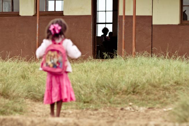 Maestre d'asilo e bimbi maltrattati, il caso di Vercelli riaccende la paura Bambina che va a scuola