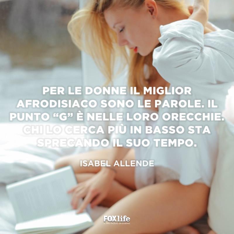 Le parole sono afrodisiache Donna legge sul letto