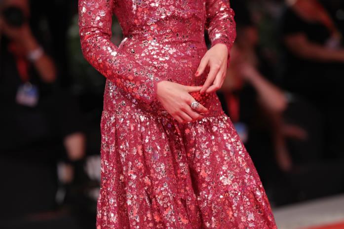 Kristen Stewart: il suo look alla Mostra del Cinema di Venezia Mani di Kristen Stewart