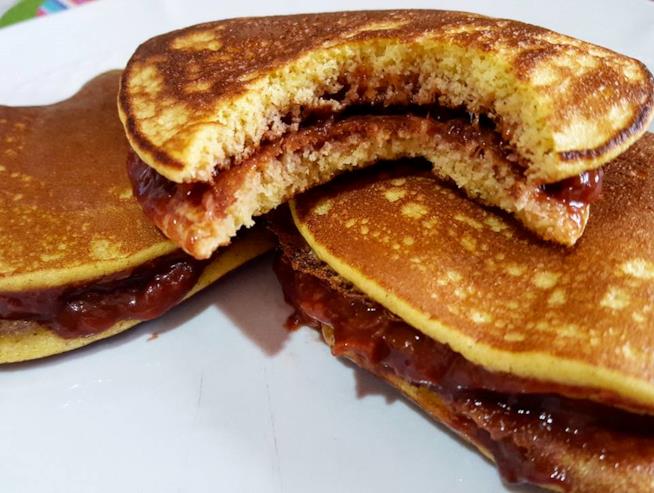 Dorayaki light Due frittelle unite con marmellata di prugna