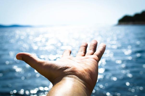 Le vacanze per Pasqua 2018 Una mano verso il mare