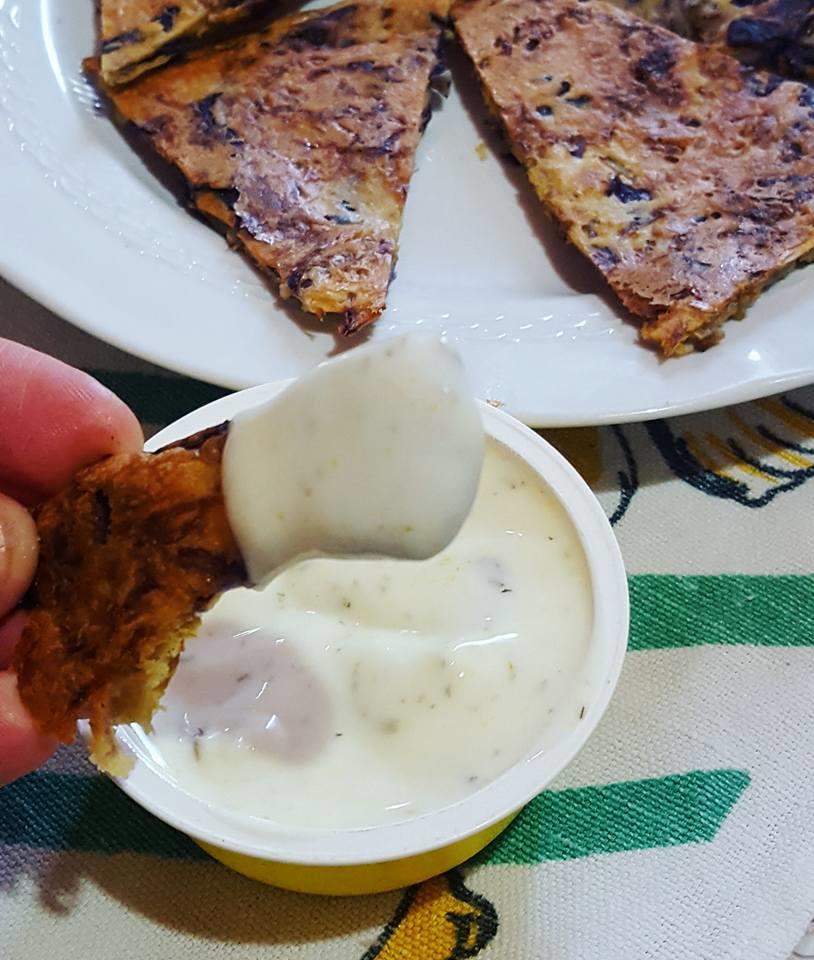Schiacciata e salsa di yogurt Pezzettino di schiacciata con salsa