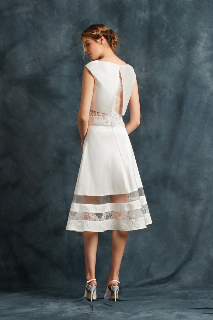 Abito da sposa Atelier Emé Modella indossa abito da sposa corto con crop top