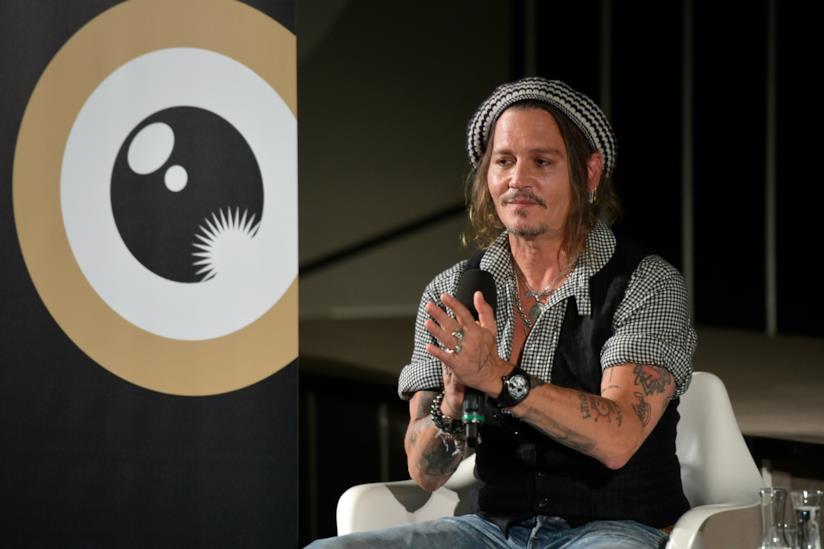 Johnny Depp aiuta una coppia conosciuta in treno a festeggiare l'anniversario di matrimonio Johnny Depp
