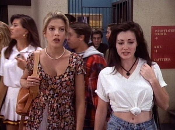 Brenda con una t-shirt bianca annodata in vita Donna e Brenda in una scena di Beverly Hills 90210