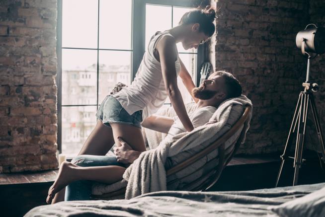 Il sessismo è ancora una triste realtà Una donne sale in braccio a un uomo guardandolo con desiderio
