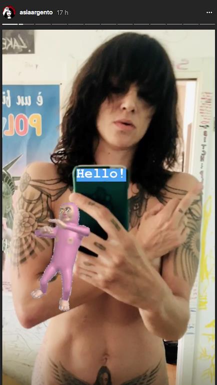 Asia Argento sui social piange Anthony Bourdain Le foto nuda allo specchio di Asia Argento