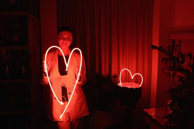 Arisa in ospedale Arisa, con una luce rossa e un cuore illuminato in mano