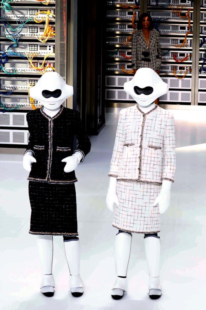 Chanel e la collezione Primavera/Estate 2017 ispirata alla tecnologia Le due modelle-robot viste in passerella da Chanel
