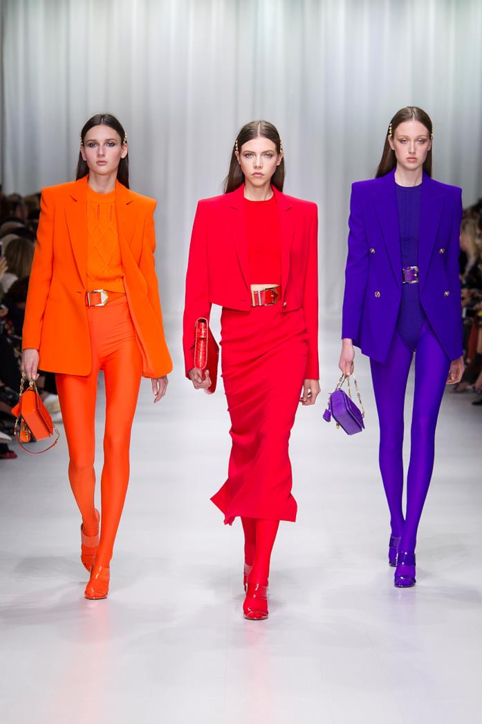 Colori strong per la Primavera 2018 di Versace Un altro omaggio allo stile degli anni '90 e di Gianni Versace
