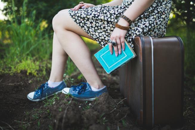 Le città e i paesi da visitare per chi ama leggere Ragazza con libro e valigia