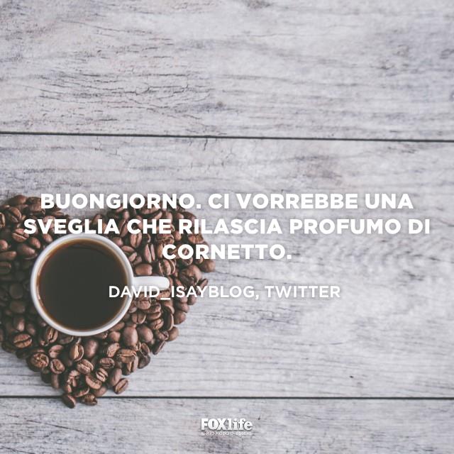 Sveglia al profumo di caffè Tazzina di caffè nero su un tavolo