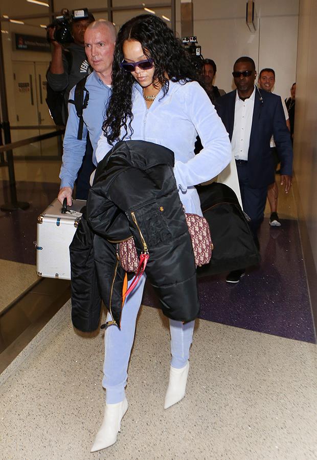 Rihanna Rihanna in tuta di ciniglia all'aeroporto