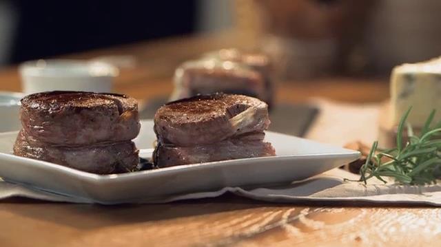 Medaglioni di filetto di manzo e maiale con salsa di balsamico e roquefort Medaglioni di filetto
