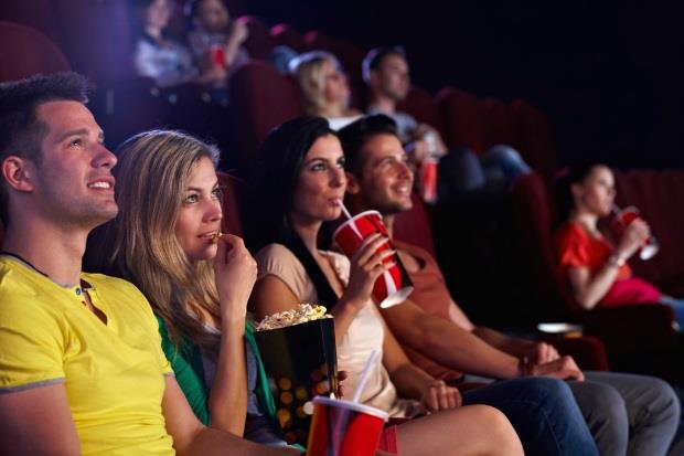 Persone al cinema Persone al cinema che guardano un film