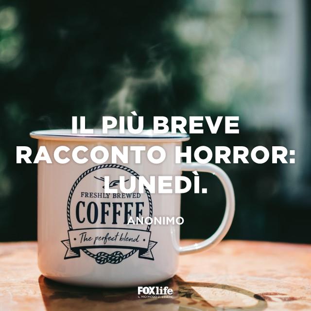 Racconto horror Tazza per la colazione su un tavolo