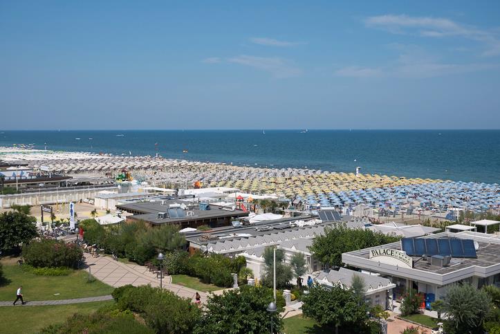Milano Marittima File di ombrelloni lungo la spiaggia di Milano Marittima