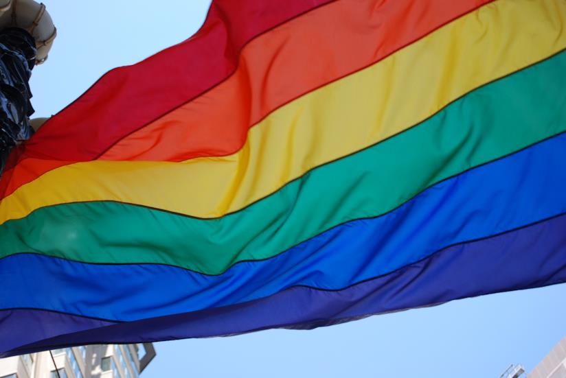 Egitto, giornalista condannato al carcere per intervista a omosessuale Bandiera arcobaleno lgbt