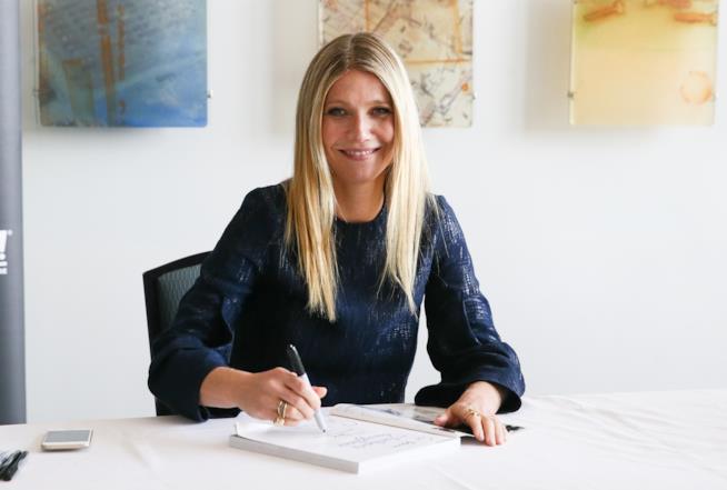 Gwyneth Paltrow e Goop sotto accusa Gwyneth Paltrow alla scrivania